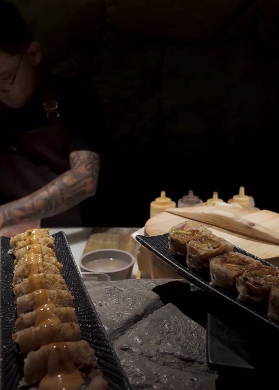 Barra de sushi con cortes preparados
