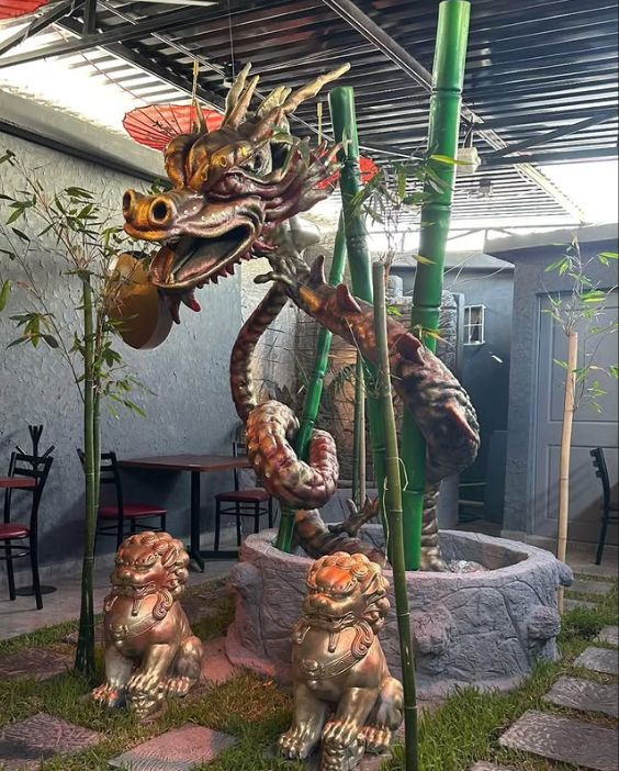 Jardín con dragón de bronce, bambú y leones guardianes
